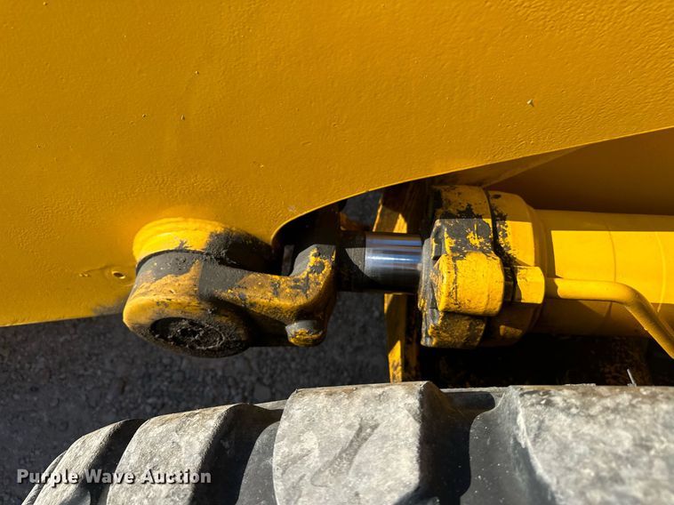 image for item EJ8976 1996 Case  621B wheel loader