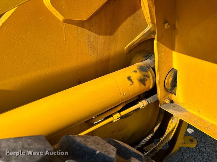 image for item EJ8976 1996 Case  621B wheel loader