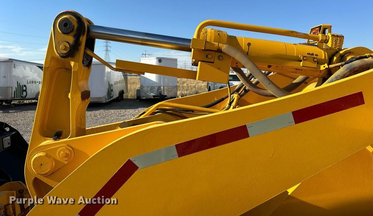 image for item EJ8976 1996 Case  621B wheel loader