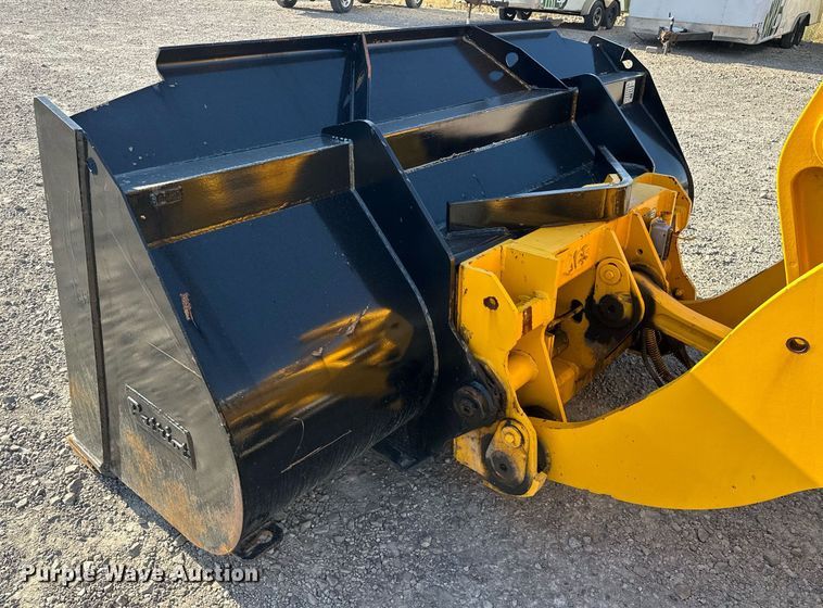 image for item EJ8976 1996 Case  621B wheel loader