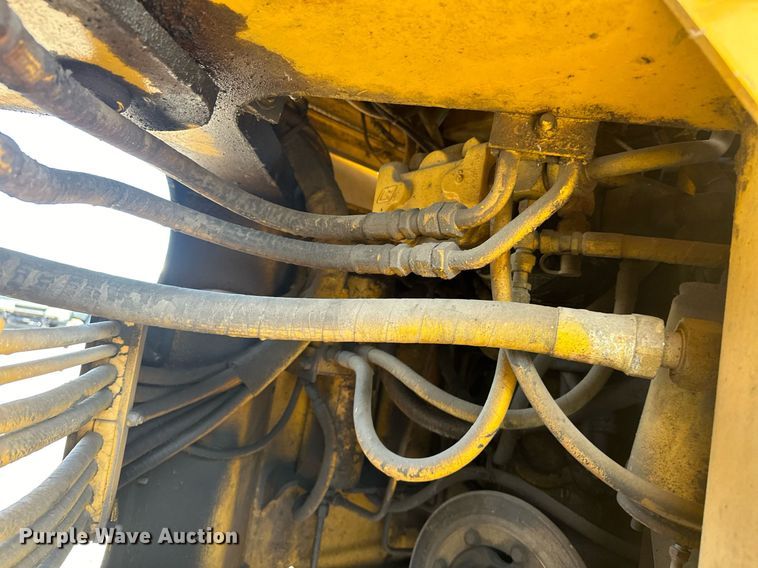 image for item EJ8976 1996 Case  621B wheel loader