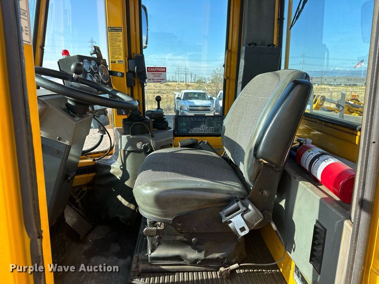 image for item EJ8976 1996 Case  621B wheel loader