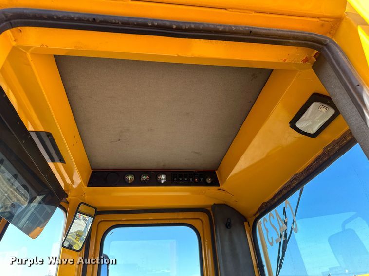 image for item EJ8976 1996 Case  621B wheel loader