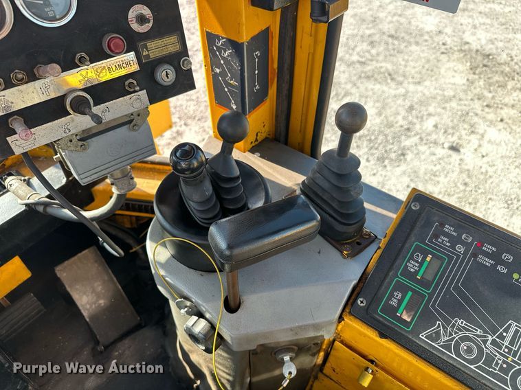 image for item EJ8976 1996 Case  621B wheel loader