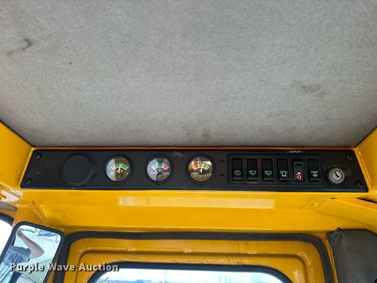 image for item EJ8976 1996 Case  621B wheel loader