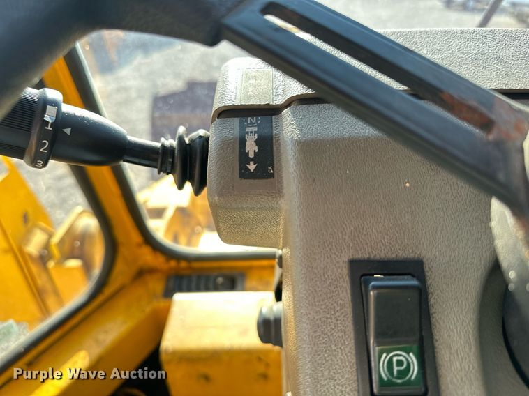 image for item EJ8976 1996 Case  621B wheel loader