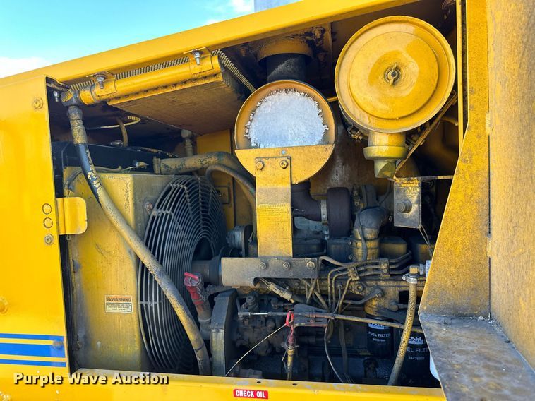 image for item EJ8976 1996 Case  621B wheel loader