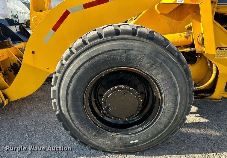 image for item EJ8976 1996 Case  621B wheel loader