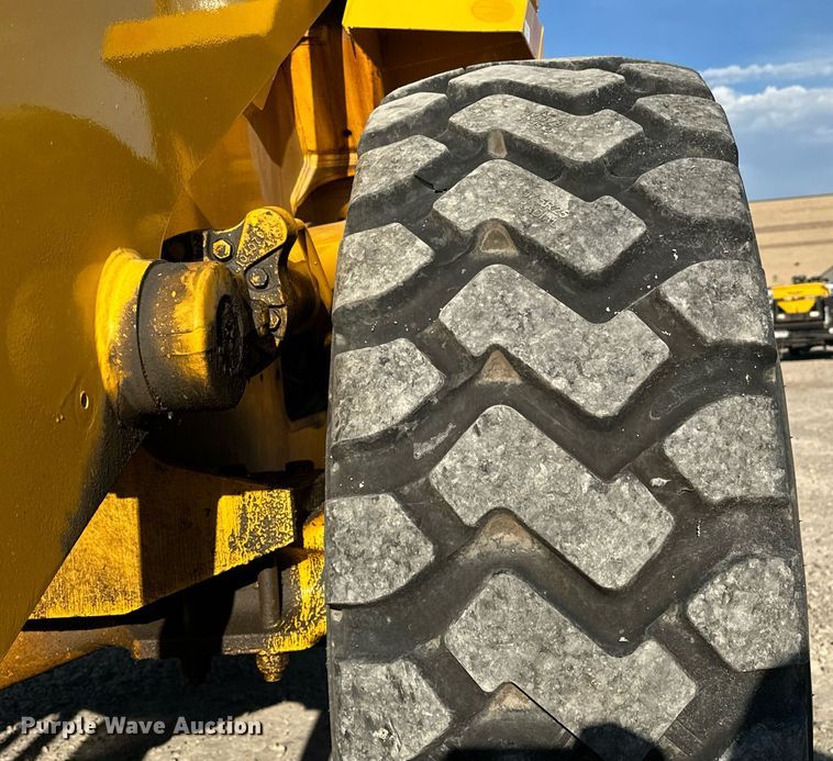 image for item EJ8976 1996 Case  621B wheel loader