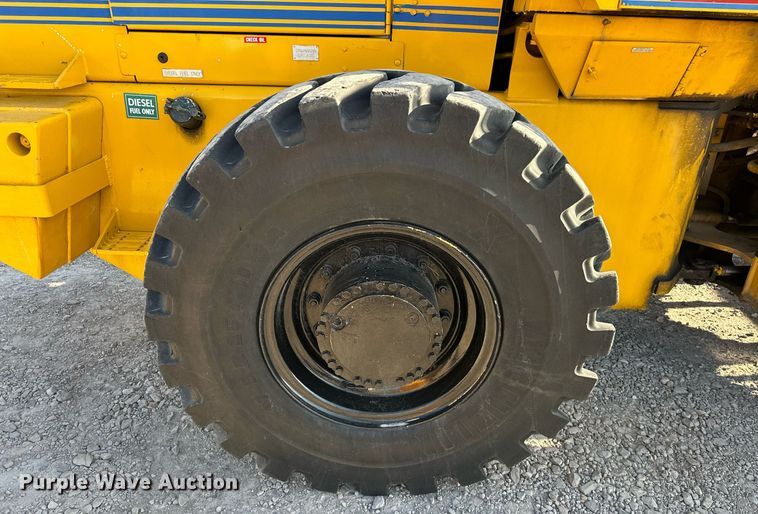 image for item EJ8976 1996 Case  621B wheel loader