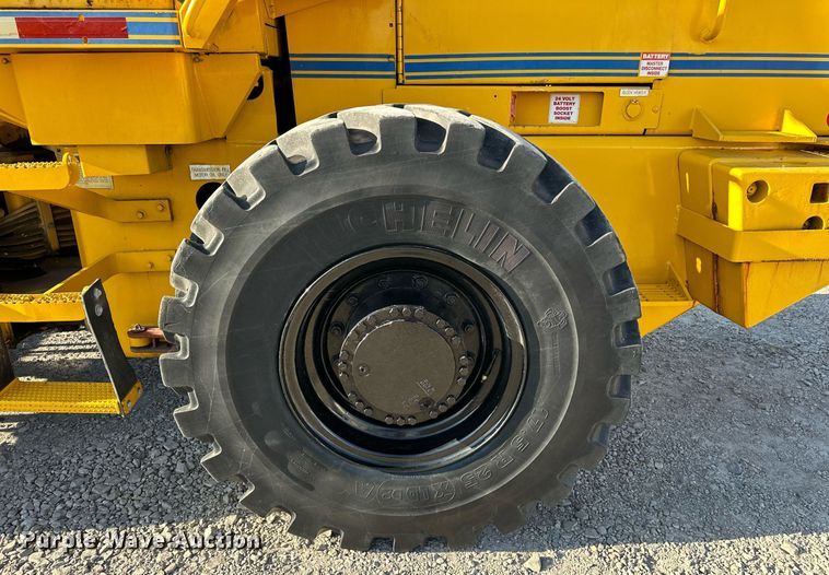 image for item EJ8976 1996 Case  621B wheel loader