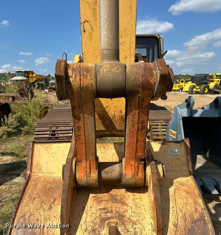 image for item EK0009 2001 John Deere 270LC excavator