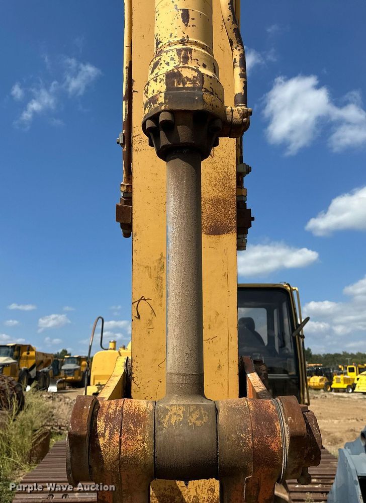 image for item EK0009 2001 John Deere 270LC excavator