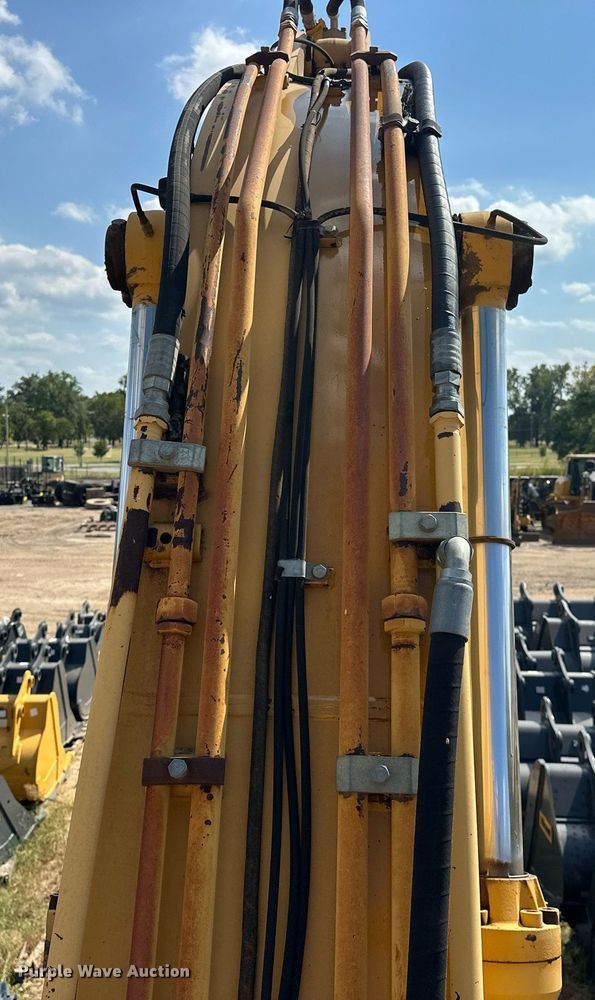 image for item EK0009 2001 John Deere 270LC excavator