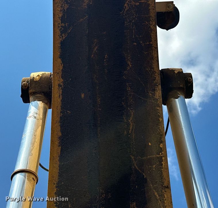 image for item EK0009 2001 John Deere 270LC excavator