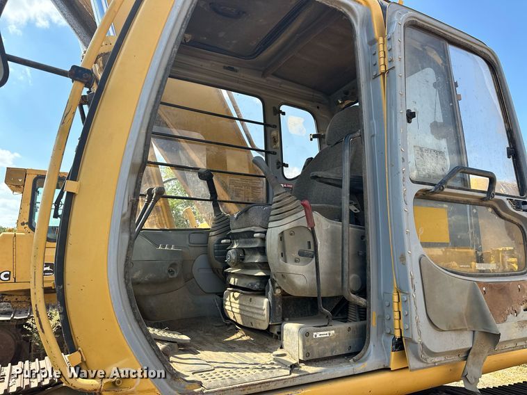 image for item EK0009 2001 John Deere 270LC excavator