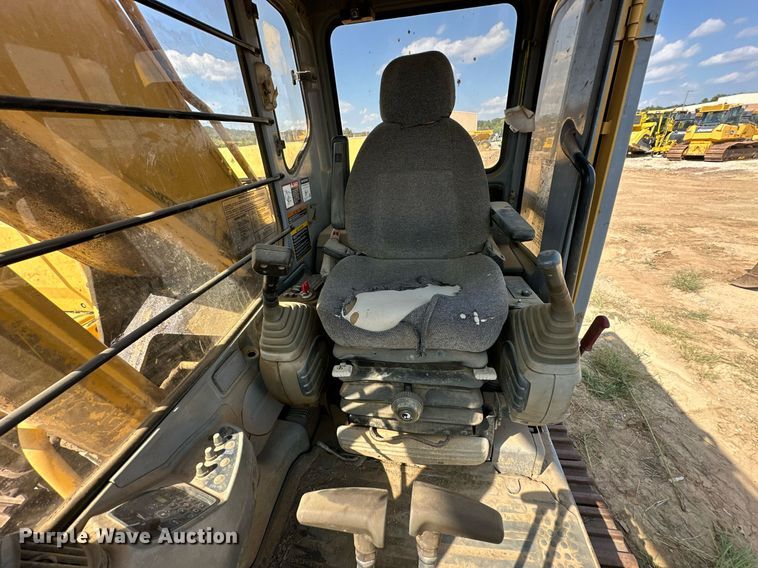 image for item EK0009 2001 John Deere 270LC excavator