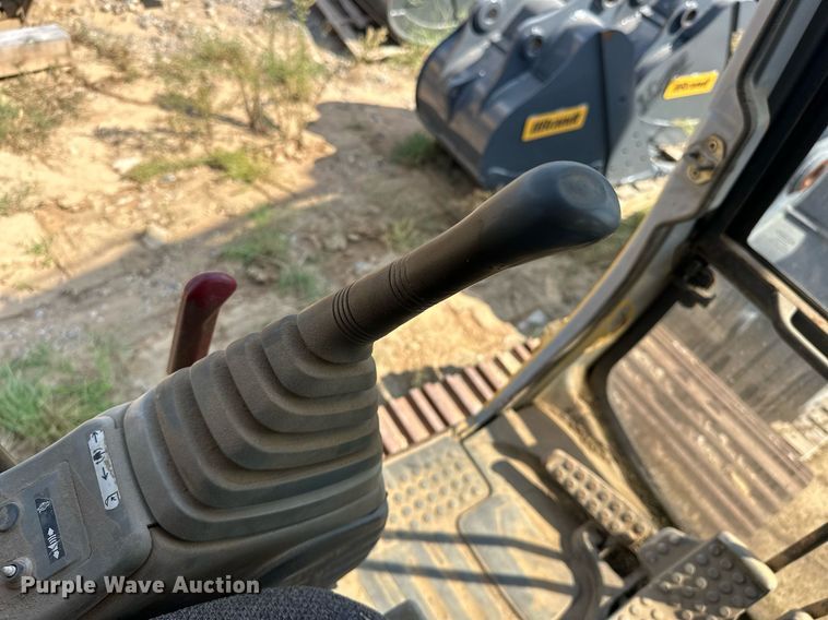 image for item EK0009 2001 John Deere 270LC excavator