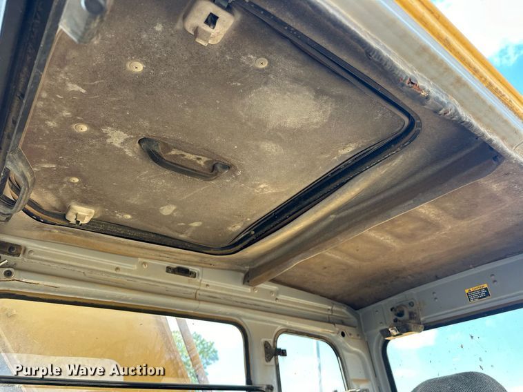 image for item EK0009 2001 John Deere 270LC excavator