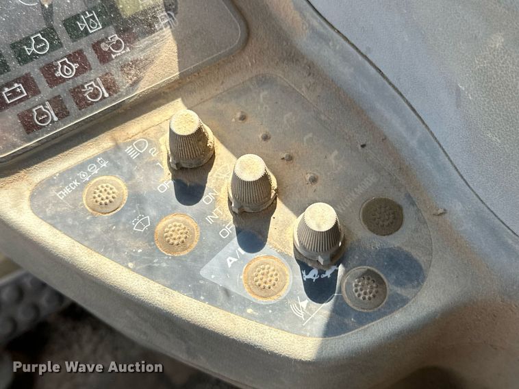 image for item EK0009 2001 John Deere 270LC excavator