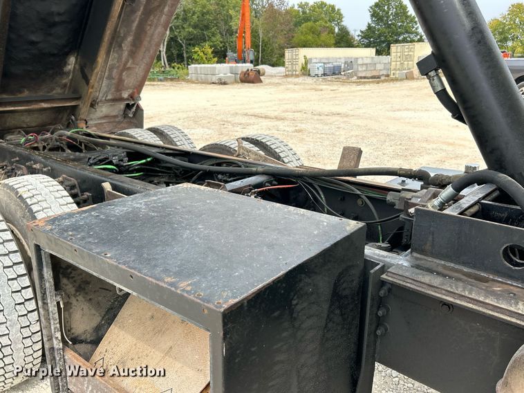 image for item EK3332 1999 Sterling  L9511 dump truck