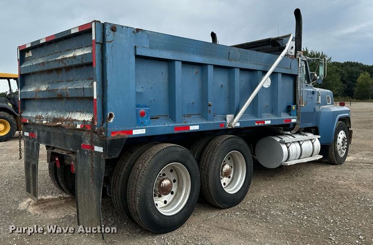 image for item IE9064 1987 Ford LTL9000 dump truck