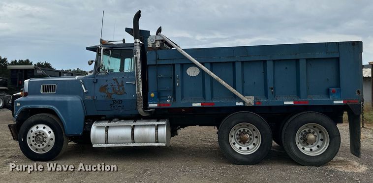 image for item IE9064 1987 Ford LTL9000 dump truck