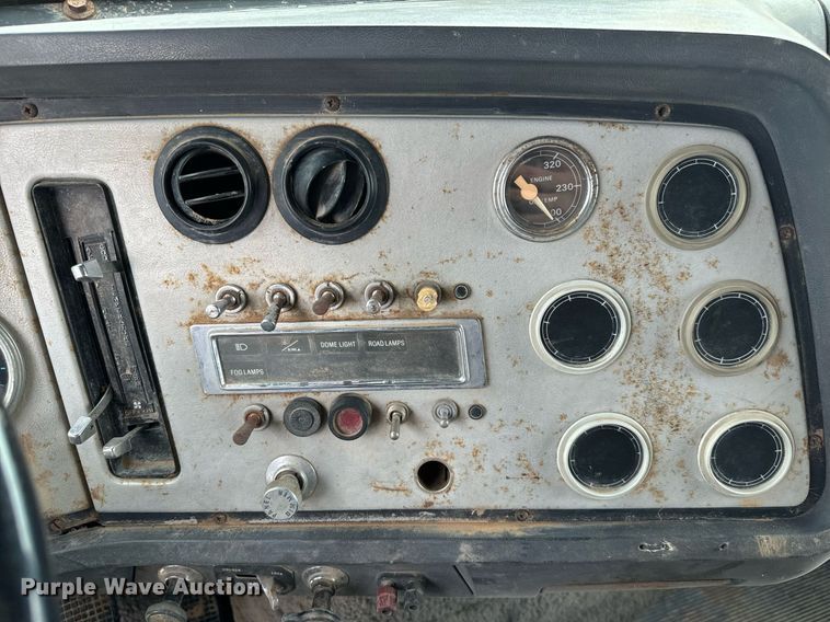 image for item IE9064 1987 Ford LTL9000 dump truck