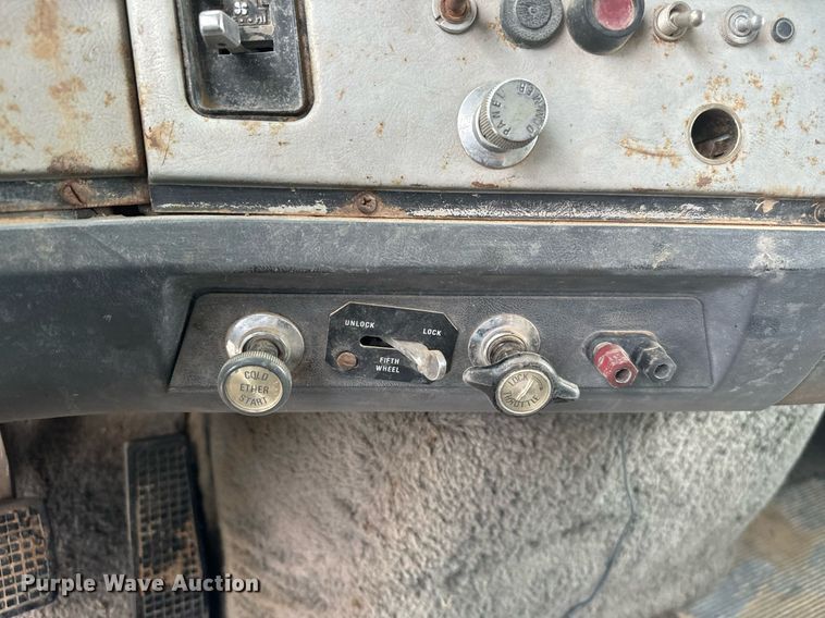 image for item IE9064 1987 Ford LTL9000 dump truck