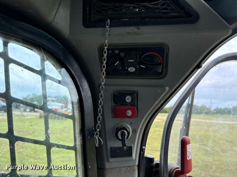 image for item IE9068 2018 Caterpillar  299D2 tracked skid steer loader