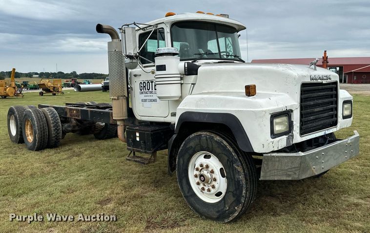 image for item IE9072 2000 Mack RD688S truck cab and chassis