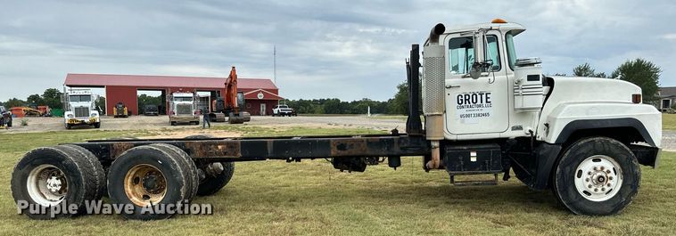 image for item IE9072 2000 Mack RD688S truck cab and chassis