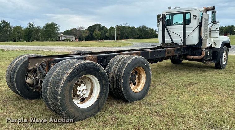 image for item IE9072 2000 Mack RD688S truck cab and chassis