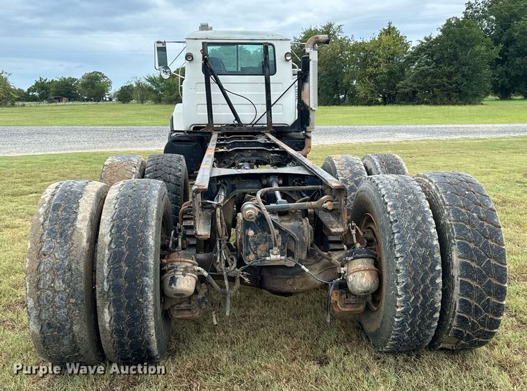 image for item IE9072 2000 Mack RD688S truck cab and chassis