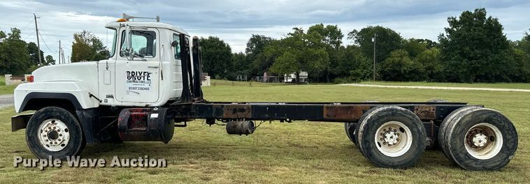 image for item IE9072 2000 Mack RD688S truck cab and chassis