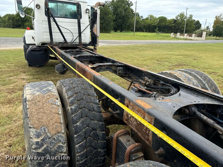 image for item IE9072 2000 Mack RD688S truck cab and chassis
