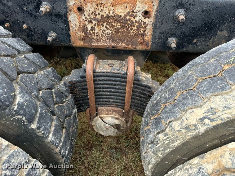 image for item IE9072 2000 Mack RD688S truck cab and chassis