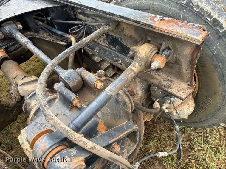 image for item IE9072 2000 Mack RD688S truck cab and chassis