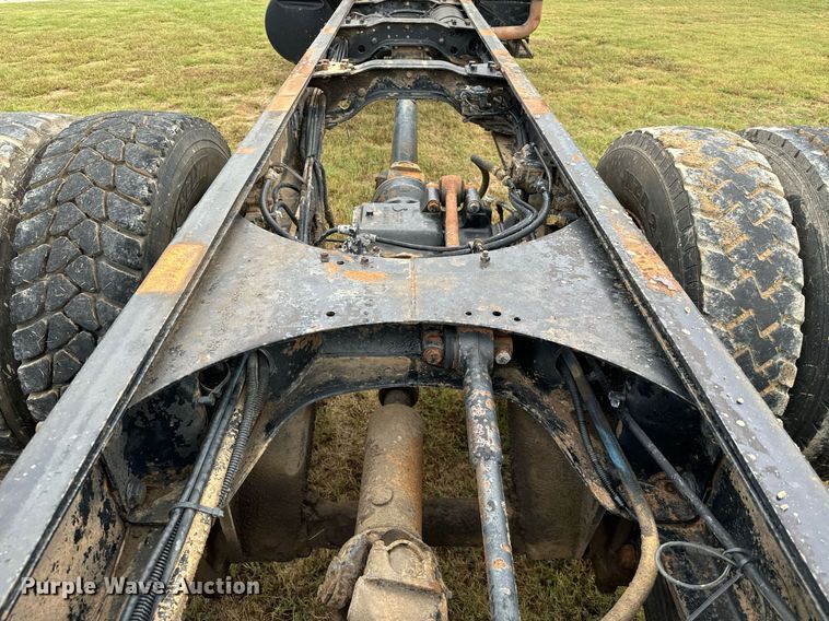 image for item IE9072 2000 Mack RD688S truck cab and chassis