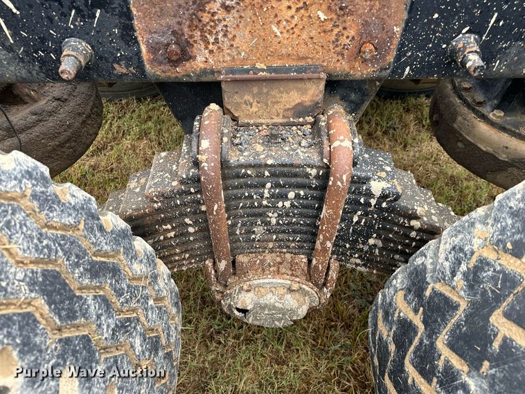 image for item IE9072 2000 Mack RD688S truck cab and chassis