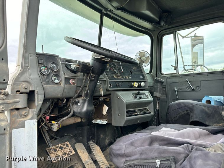 image for item IE9072 2000 Mack RD688S truck cab and chassis