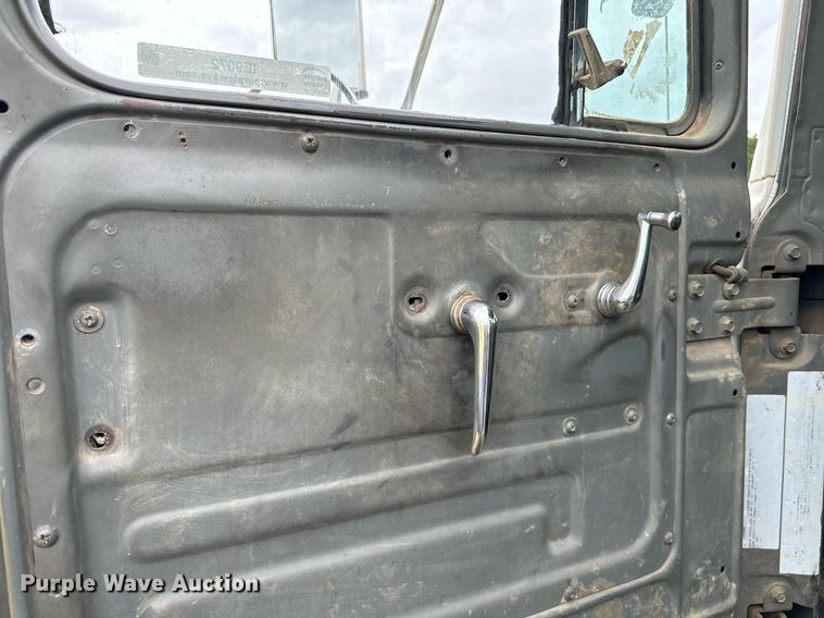 image for item IE9072 2000 Mack RD688S truck cab and chassis