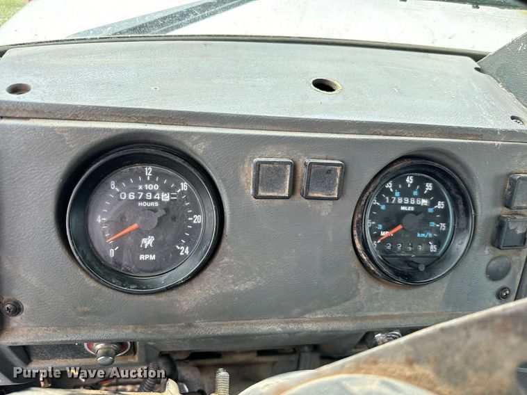 image for item IE9072 2000 Mack RD688S truck cab and chassis