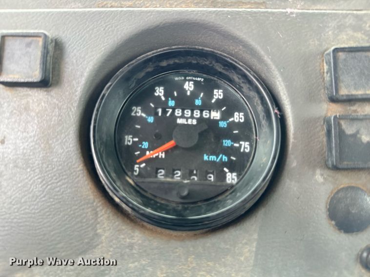 image for item IE9072 2000 Mack RD688S truck cab and chassis