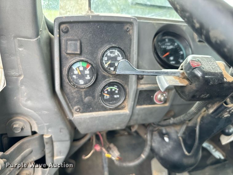 image for item IE9072 2000 Mack RD688S truck cab and chassis