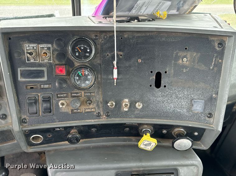 image for item IE9072 2000 Mack RD688S truck cab and chassis