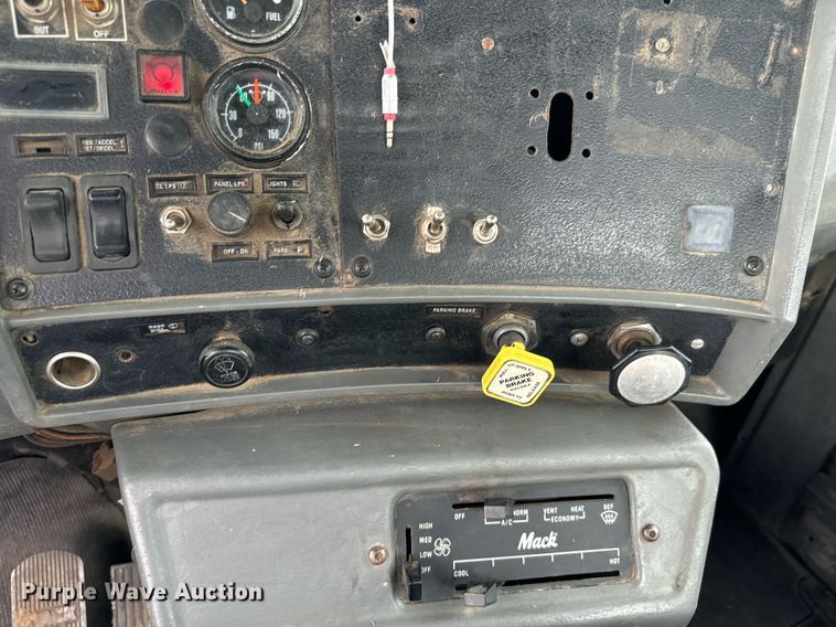 image for item IE9072 2000 Mack RD688S truck cab and chassis