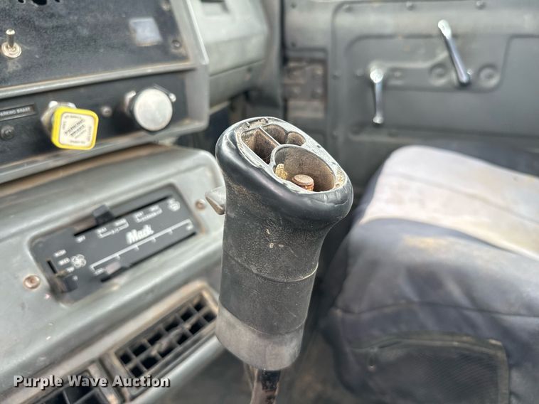 image for item IE9072 2000 Mack RD688S truck cab and chassis