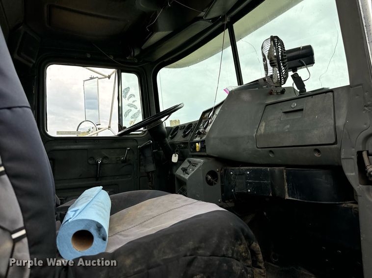 image for item IE9072 2000 Mack RD688S truck cab and chassis