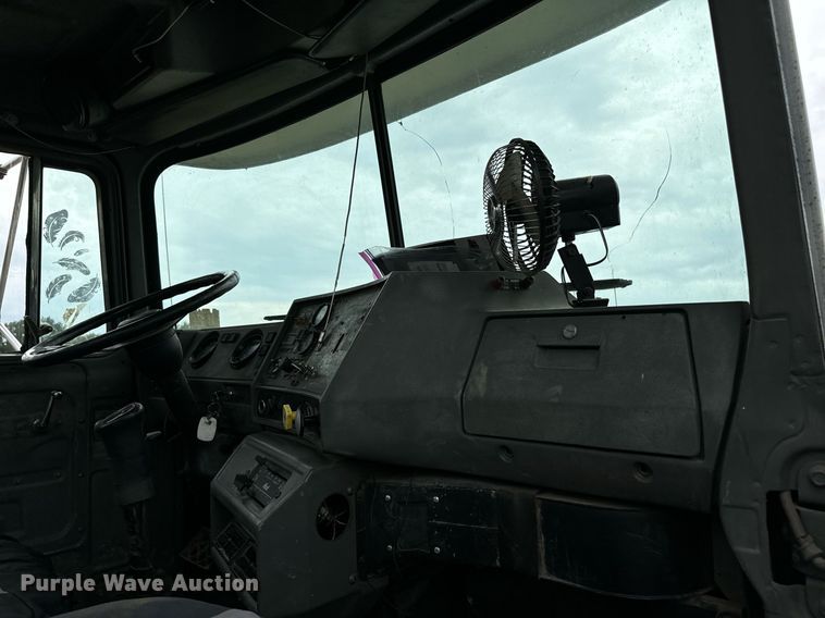 image for item IE9072 2000 Mack RD688S truck cab and chassis